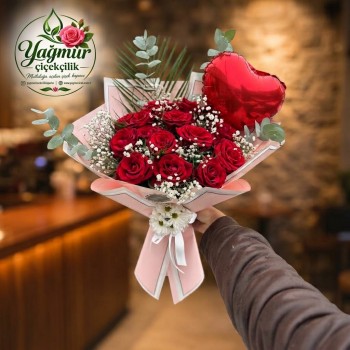 Aşkın Kırmızı Büyüsü – 11’li Kırmızı Gül ve Kalp Balon Hediye